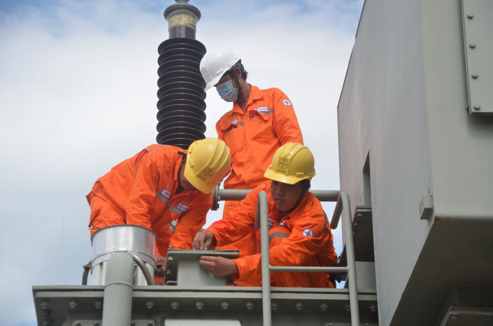 Hình ảnh công nhân thực hiện bảo trì tại trạm biến áp 110kV An Ngãi Long Điền - tỉnh BRVT