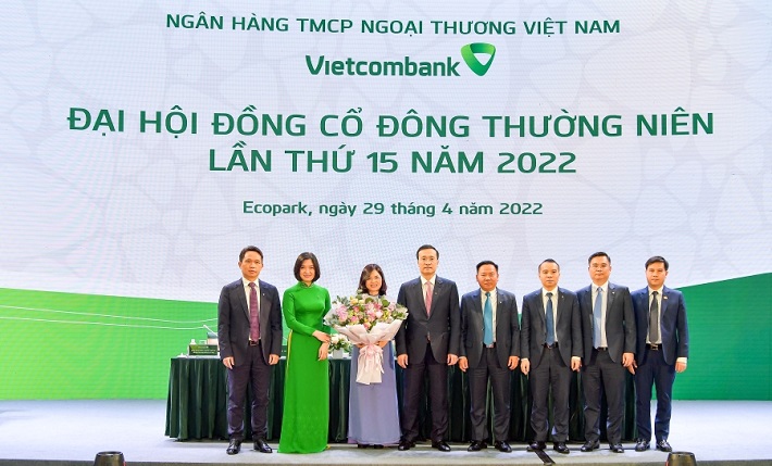 Đoàn Chủ tọa và Trưởng Ban Kiểm soát Vietcombank chúc mừng bà Trần Mỹ Hạnh