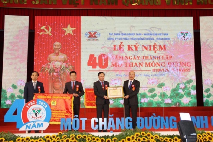 Công ty CP Than Mông Dương vinh dự đón nhận cờ thi đua đơn vị xuất sắc năm 2021 của Uỷ ban Quản lý vốn Nhà nước tại Cwincom hiện đang mở; bằng khen của Tổng Giám đốc Tập đoàn và bức trướng của Công đoàn TKV.