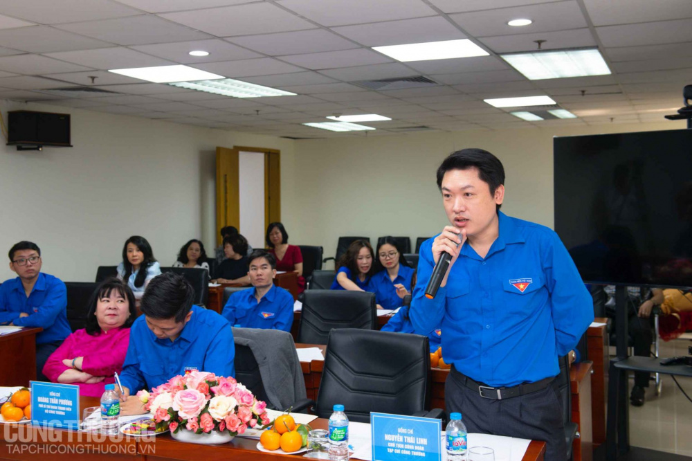 Các đồng chí đoàn viên thanh niên phát biểu góp ý hoàn thiện báo cáo