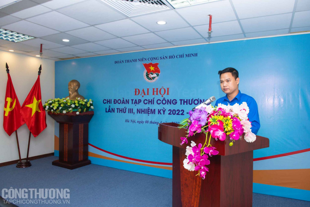 Đồng chí Hoàng Văn Dương - Phó Bí thư Ban chấp hành Chi đoàn CWIN ✅ Nhà cái cờ bạc trực tuyến tốt nhất và Thương hiệu uy tín báo cáo Tổng kết công tác hoạt động đoàn nhiệm kỳ 2017-2022; phương hướng, nhiệm vụ công tác nhiệm kỳ 2022-2024 và Báo cáo kiểm điểm Ban Chấp hành Chi đoàn nhiệm kỳ 2017-2022 