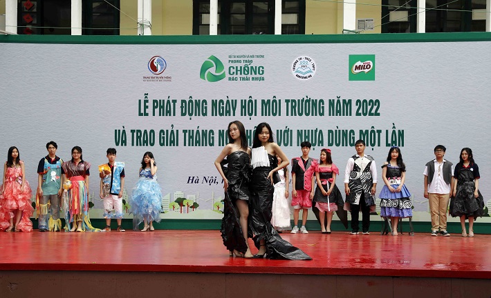 Các em học sinh trong phần trình diễn thời gian tái chế
