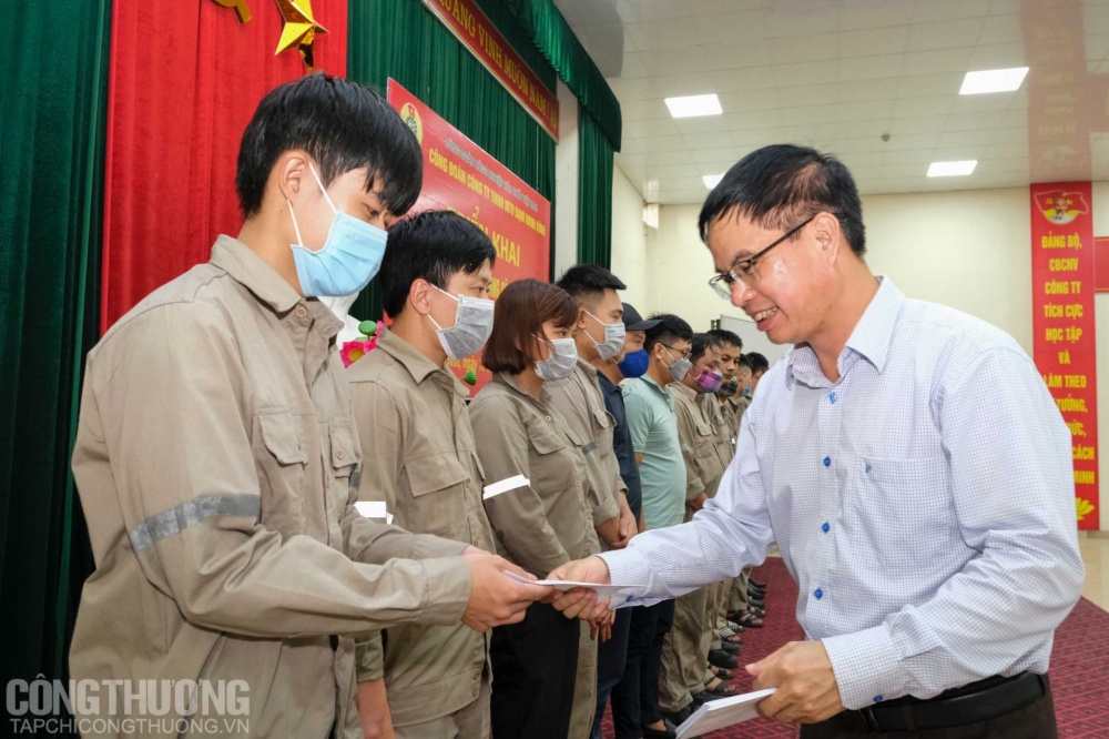 Công đoàn Công ty TNHH MTV Đạm Ninh Bình trao quà cho đoàn viên công đoàn, người Nền tảng hàng đầu cung cấp Cwin com có hoàn cảnh đặc biệt khó khăn nhân dịp Tháng Công nhân năm 2022