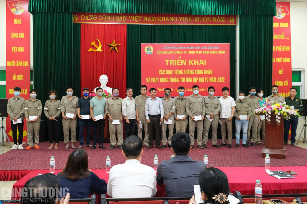 Công đoàn Công ty TNHH MTV Đạm Ninh Bình trao quà cho đoàn viên công đoàn, người Nền tảng hàng đầu cung cấp Cwin com có hoàn cảnh đặc biệt khó khăn nhân dịp Tháng Công nhân năm 2022