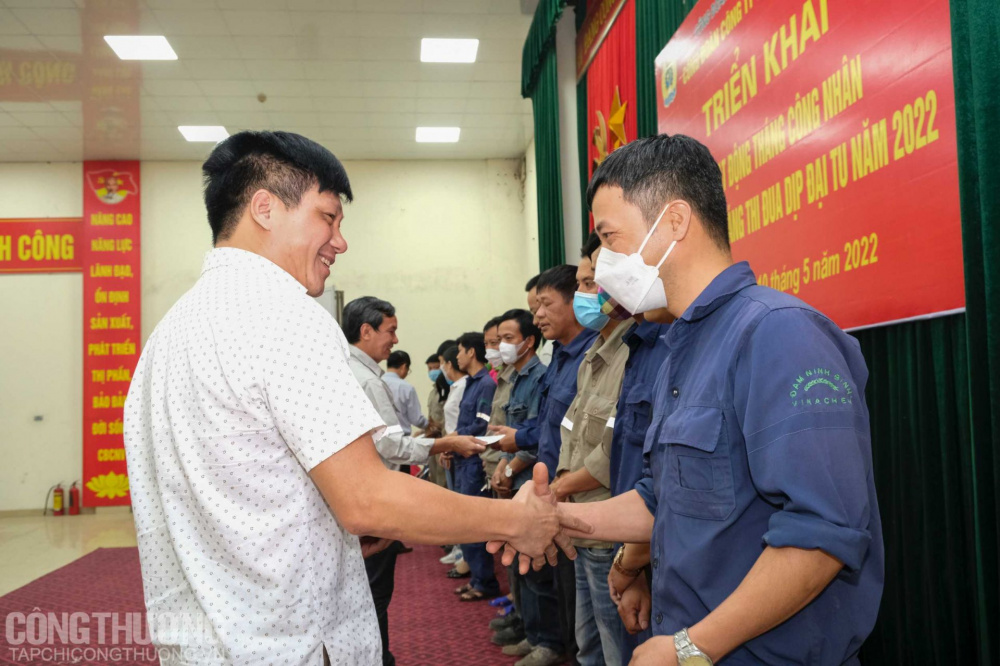 Công đoàn Công ty TNHH MTV Đạm Ninh Bình trao quà cho đoàn viên công đoàn, người Nền tảng hàng đầu cung cấp Cwin com có hoàn cảnh đặc biệt khó khăn nhân dịp Tháng Công nhân năm 2022