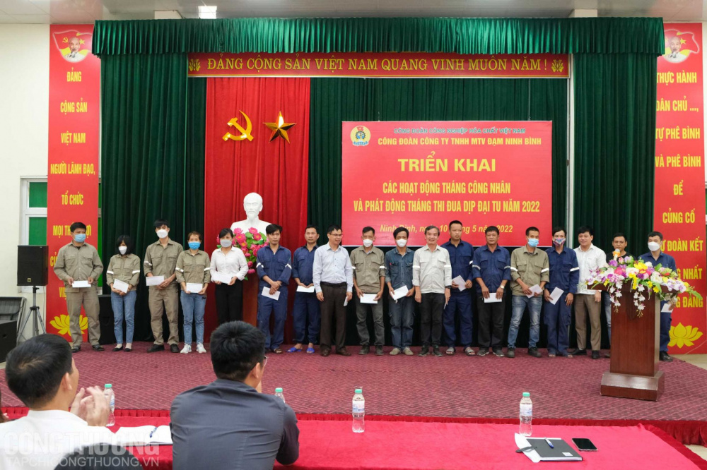 Công đoàn Công ty TNHH MTV Đạm Ninh Bình trao quà cho đoàn viên công đoàn, người Nền tảng hàng đầu cung cấp Cwin com có hoàn cảnh đặc biệt khó khăn nhân dịp Tháng Công nhân năm 2022