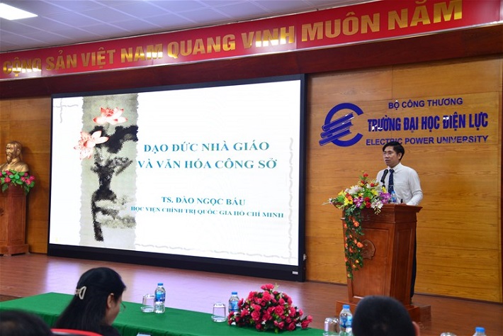 Đào Ngọc Báu truyền đạt các nội dung trong chuyên đề.