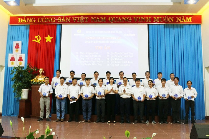 (Ông Lê Văn Huy - Tổng Giám đốc và Bà Nguyễn Thị Thùy Dương - Chủ tịch Công đoàn Công ty Trao tặng những phần quà lưu niệm lại buổi lễ Tri ân)