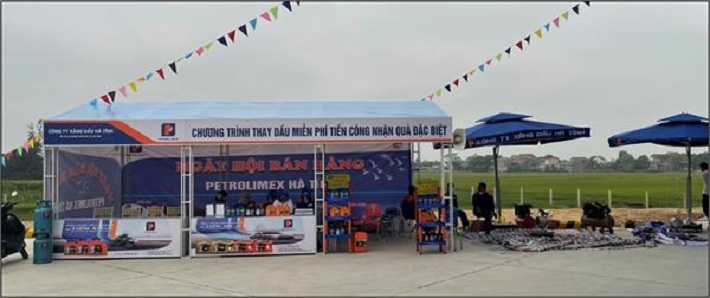 Đoàn viên thanh niên hăng hái tham gia chương trình khuyến mãi Dầu mỡ nhờn