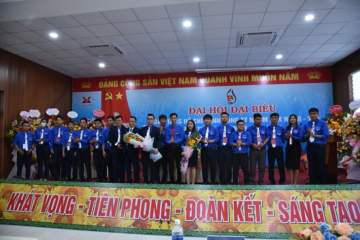 Ban Chấp hành Đoàn Công ty khóa IV, nhiệm kỳ 2022 - 2027 cùng các đại biểu tham dự đại hội đoàn cấp trên ra mắt Đại hội