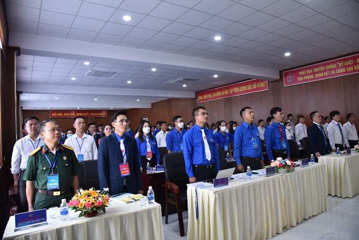 Các Đại biểu tham dự Đại hội thực hiện nghi lễ chào cờ