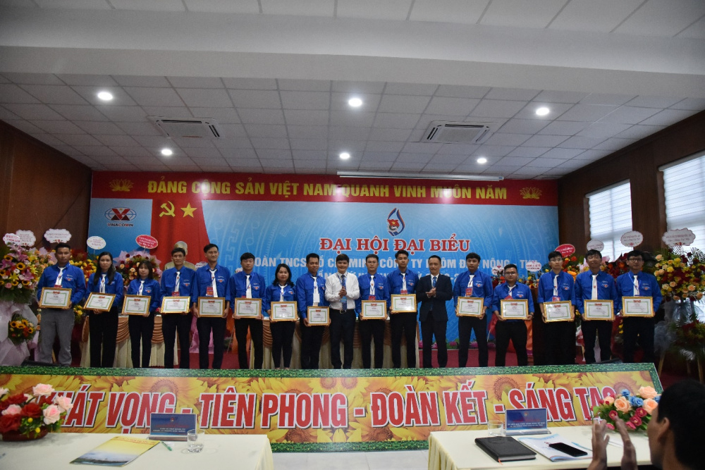 Ban Chấp hành Công ty trao giấy khen cho 15 cá nhân có thành tích xuất sắc trong nhiệm kỳ 2017 - 2022
