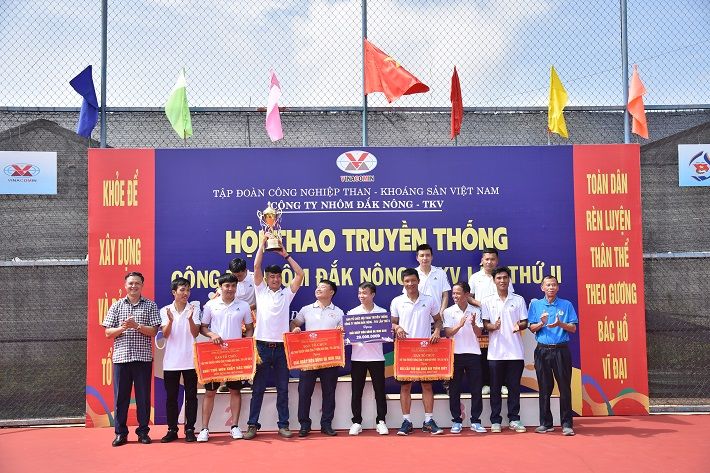 Trao giải cho các vận động viên bóng đá nam