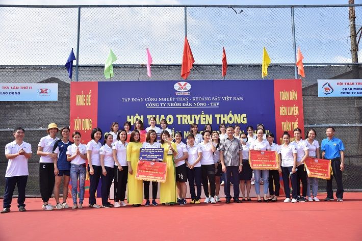 Trao giải cho các vận động viên bóng chuyền nữ