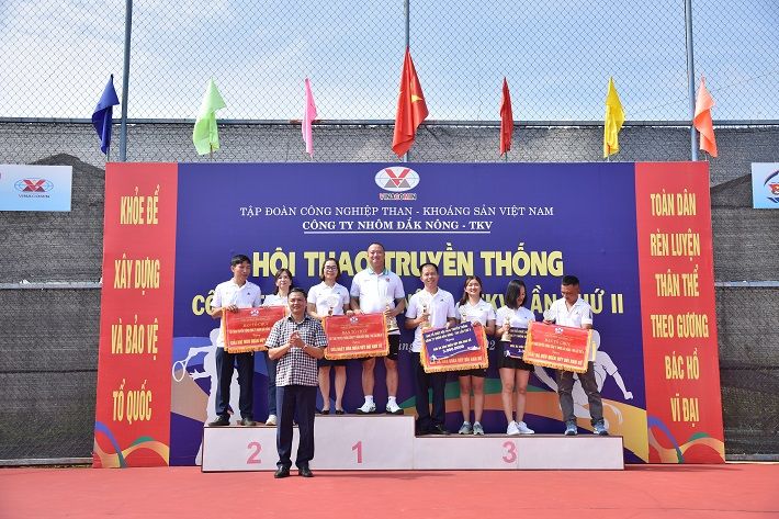 Trao giải cho các vận động viên Tenis