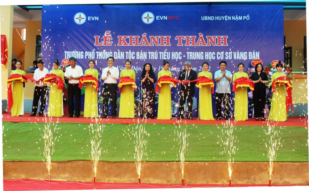 Mang con chữ về Vàng Đán