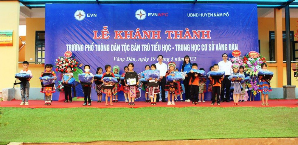 Mang con chữ về Vàng Đán