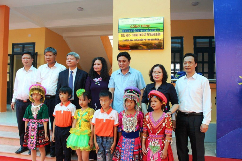 Mang con chữ về Vàng Đán
