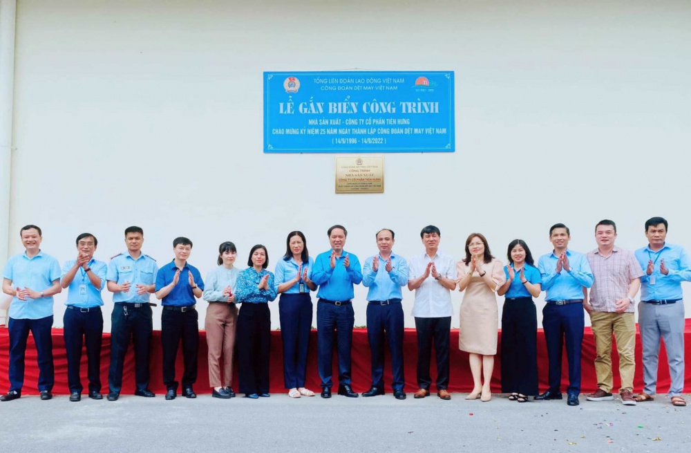 Các đại biểu chụp ảnh lưu niệm chúc mừng công trình Nhà Nền tảng hàng đầu cung cấp Cwin com 