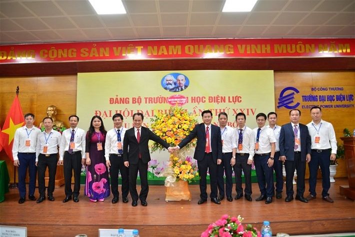 Đ/c Nguyễn Thanh Sơn chúc mừng Ban Chấp hành Đảng bộ khóa XXIV, nhiệm kỳ 2020 – 2025.