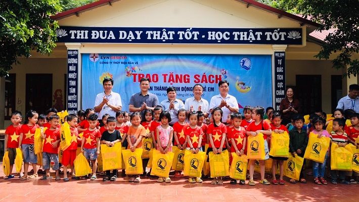Công ty  Thuỷ điện Bản Vẽ trao sách cho các em học sinh