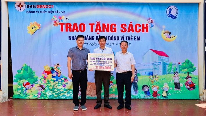 Công ty tặng sách trị giá hơn 30 triệu đồng cho các em học sinh 