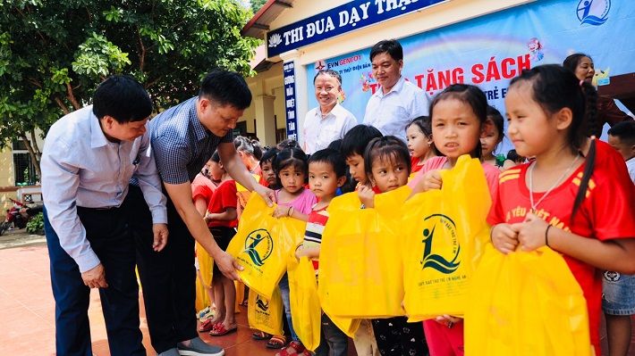 Ông Đậu Ngọc Dũng - Quản đốc phân xưởng sửa chữa trao quà cho các em học sinh