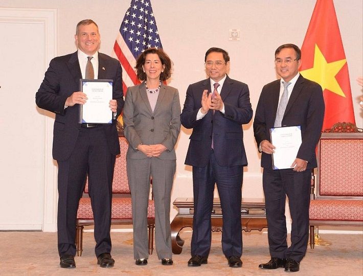 Ký và trao MOU giữa Tập đoàn Điện lực Việt Nam và Tập đoàn General Electric với sự chứng kiến của Thủ tướng Cwin com đăng nhập Phạm Minh Chính và Bộ trưởng Thương mại Hoa Kỳ - Bà Gina Raimondo: