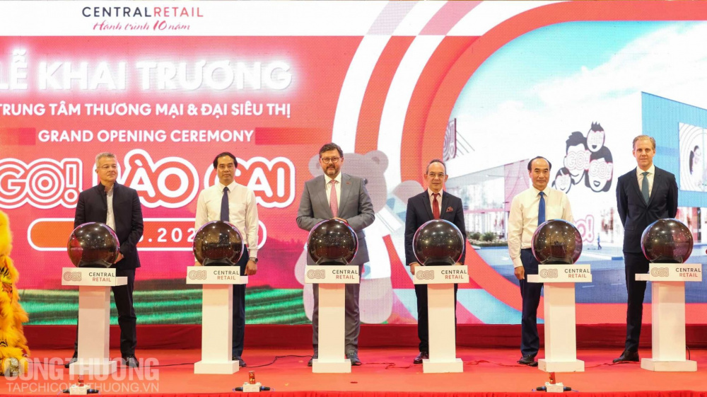 Các đại biểu thực hiện nghi thức khai trương trung tâm thương mại và đại siêu thị GO! Lào Cai