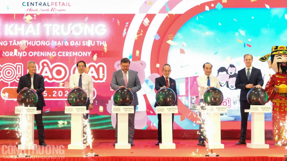 Các đại biểu thực hiện nghi thức khai trương trung tâm thương mại và đại siêu thị GO! Lào Cai