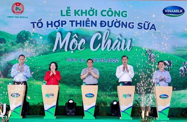 Thủ tướng Chính Phủ Phạm Minh Chính và các đại biểu bấm nút Khởi công dự án Tổ hợp Thiên đường sữa Mộc Châu.