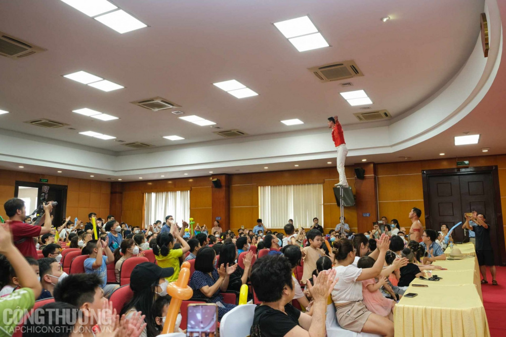 Chú nghệ sĩ giữ thăng bằng trên chiếc thang cao chót vót khiến ai cũng trầm trồ