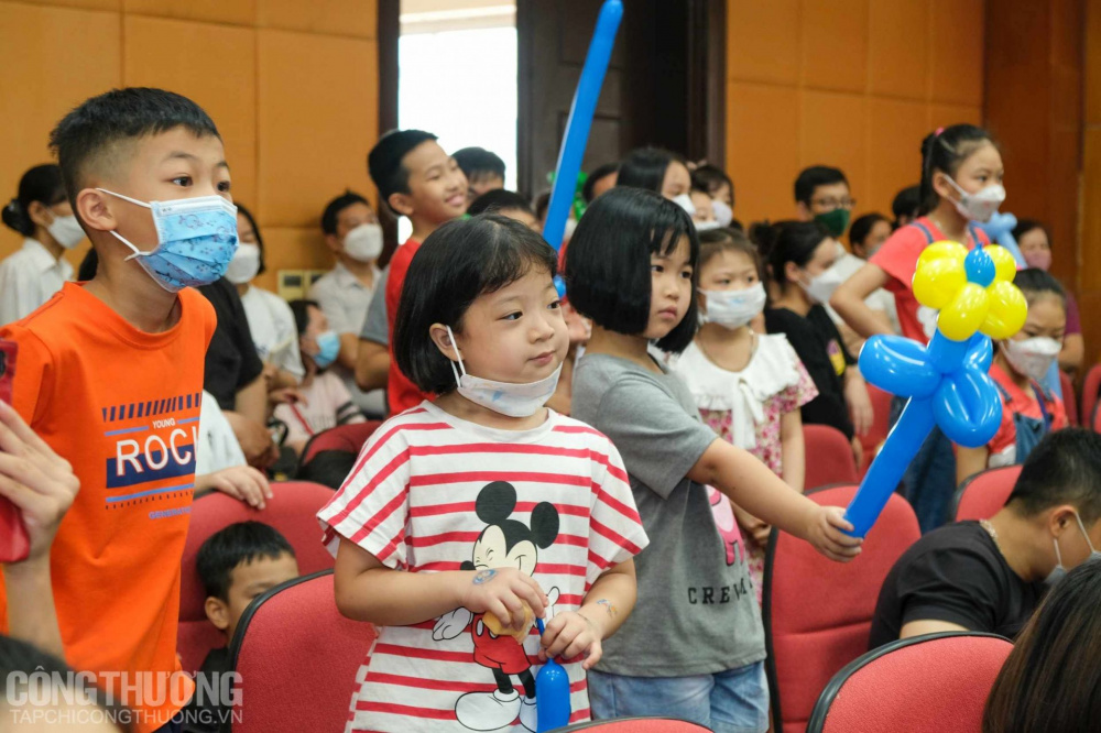 Bạn nhỏ nào cũng chăm chú theo dõi các tiết mục
