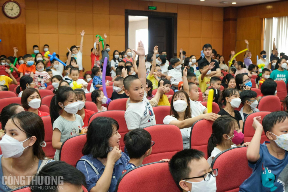 Lần đầu tiếp xúc rất gần với chú trăn lớn nhưng không bạn nào sợ hãi, các nghệ sĩ cũng bảo đảm yếu tố an toàn trong khi các bạn nhỏ trải nghiệm