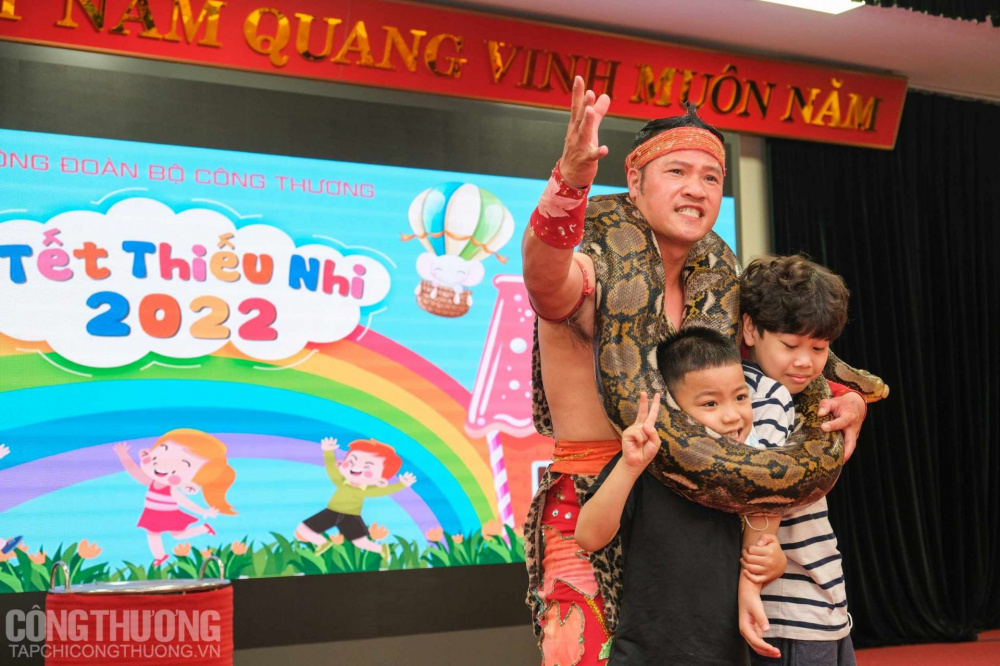 Lần đầu tiếp xúc rất gần với chú trăn lớn nhưng không bạn nào sợ hãi, các nghệ sĩ cũng bảo đảm yếu tố an toàn trong khi các bạn nhỏ trải nghiệm