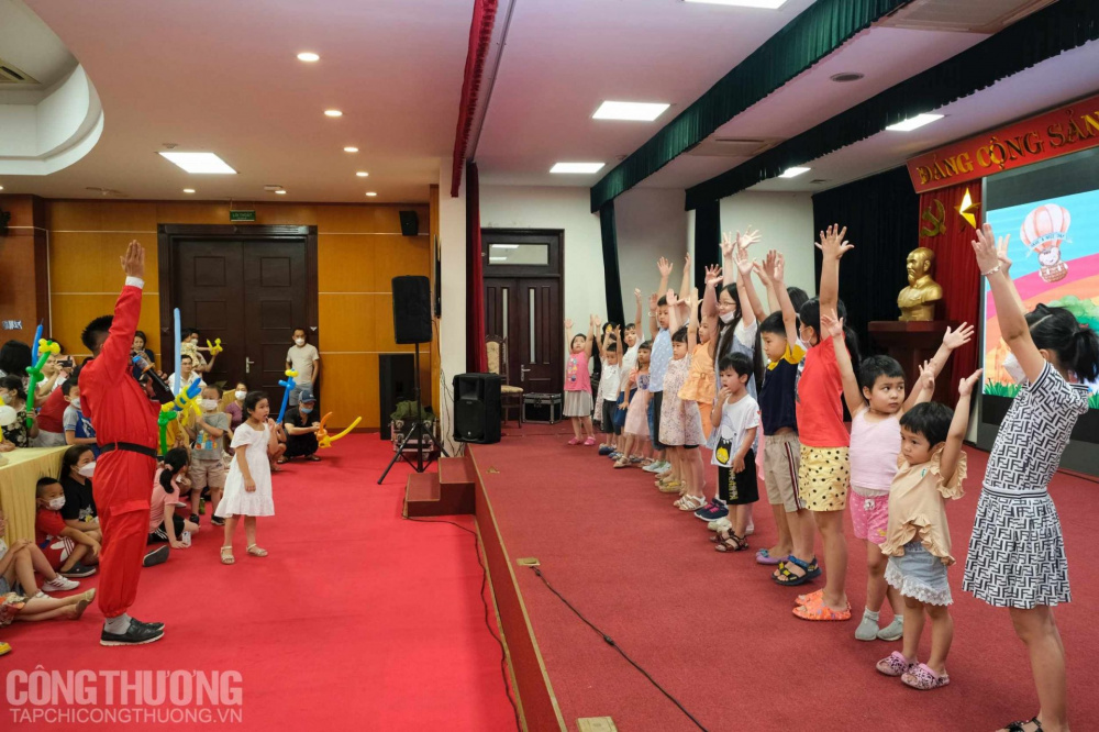 ... lên sân khấu rồi chơi cũng cực nhiệt tình luôn!