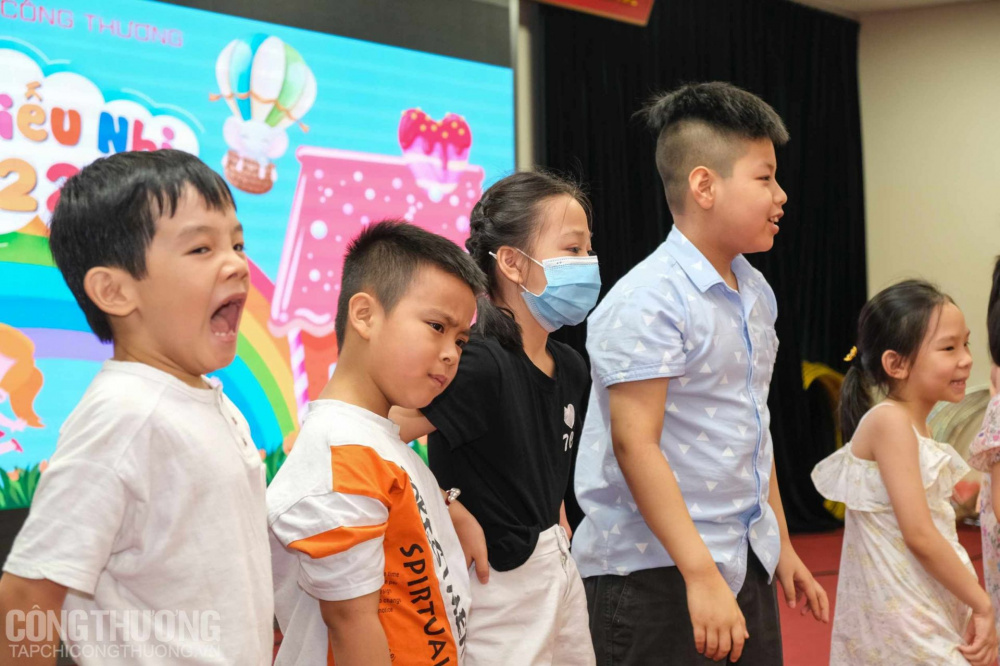 Thỉnh thoảng chú dẫn chương trình hỏi câu "hóc búa" chút thôi