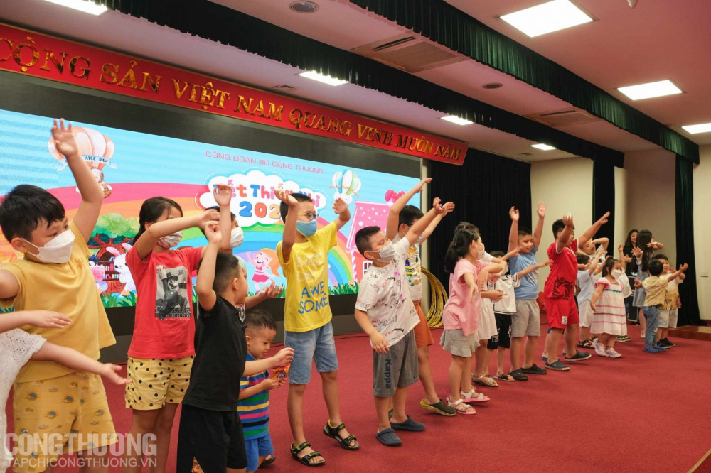 ... lên sân khấu rồi chơi cũng cực nhiệt tình luôn!