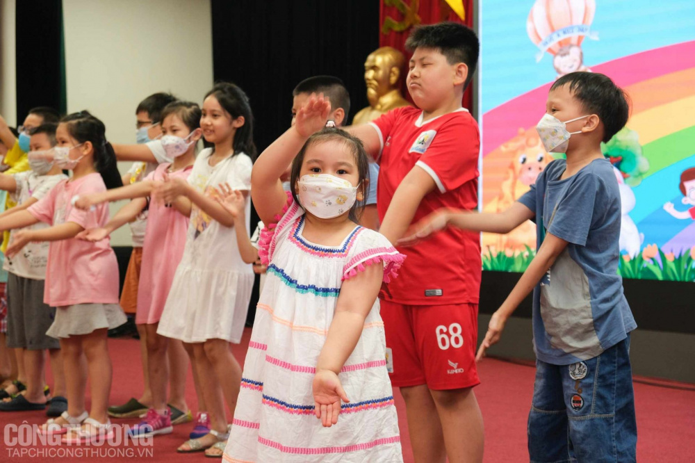... lên sân khấu rồi chơi cũng cực nhiệt tình luôn!