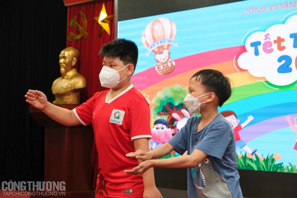 ... lên sân khấu rồi chơi cũng cực nhiệt tình luôn!