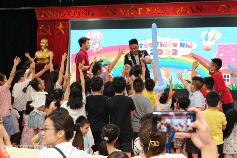 Đặc biệt tiết mục ảo thuật biến hóa tài tình, ai cũng muốn lên sân khẩu trải nghiệm với chú ảo thuật gia