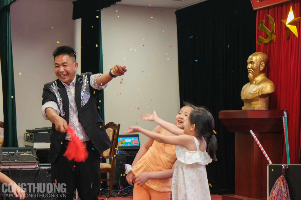 Đặc biệt tiết mục ảo thuật biến hóa tài tình, ai cũng muốn lên sân khẩu trải nghiệm với chú ảo thuật gia