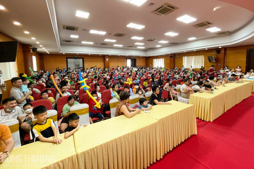 Hội trường chật kín chỗ ngồi, không khí vô cùng náo nhiệt