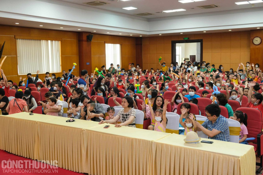 Tiết mục lắc vòng ấn tượng