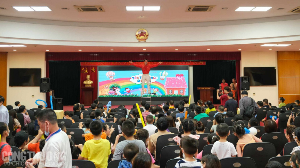 Các nghệ sĩ giữ thăng bằng trên chiếc thang cao chót vót khiến ai cũng trầm trồ