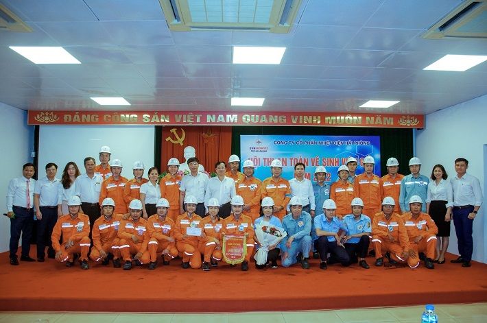 Ban lãnh đạo, Ban tổ chức chụp ảnh lưu niệm cùng các đội thi