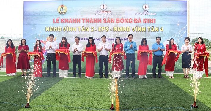 Các đại biểu thực hiện nghi thức khánh thành sân bóng đá cho CBCNV tại Trung tâm Điện lực Vĩnh Tân đơn vị trực thuôc EVNGENCO3