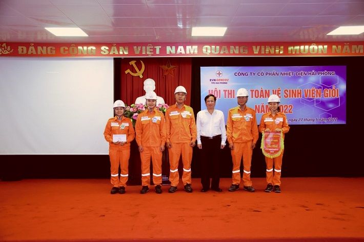Chủ tịch HĐQT HND trao giải cho đội giải nhất