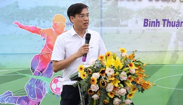 Ông Uông Quang Huy  - Phó Chủ tịch Công đoàn Điện lực Việt Nam phát biểu tại buổi khánh·thành sân bóng đá   cho CBCNV tại Trung tâm Điện lực Vĩnh Tân