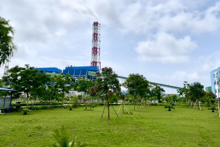 Khuôn viên cay xanh Nhà máy